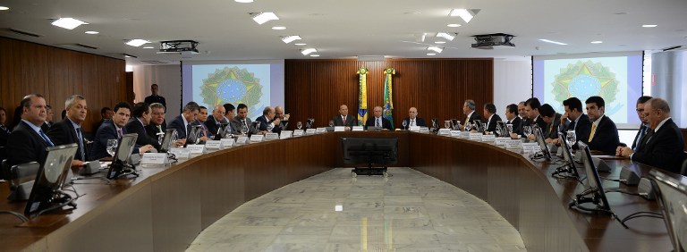 O presidente interino Michel Temer cercado pelos novos ministros: homens e brancos