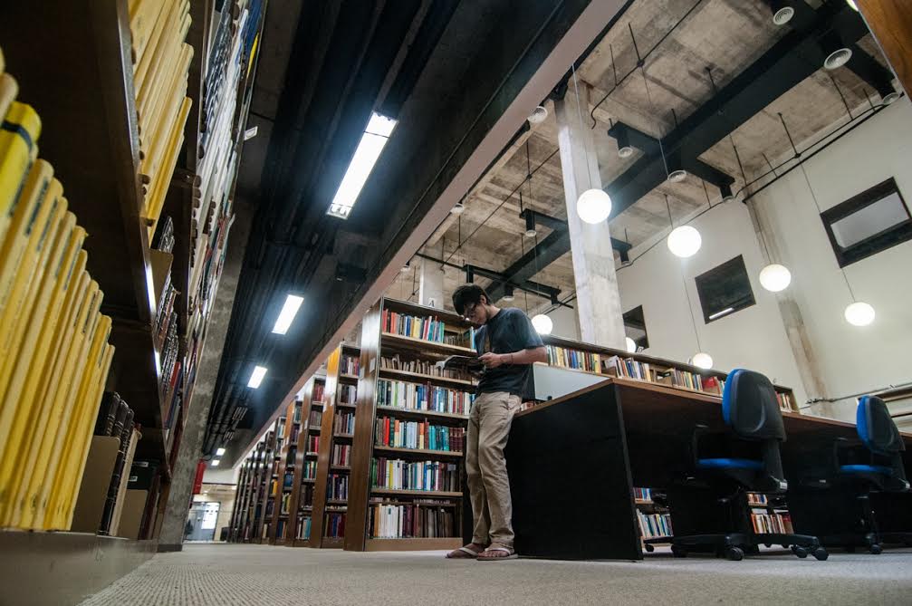 Foto de André Teixeira Aluno do IMPA estudando na biblioteca