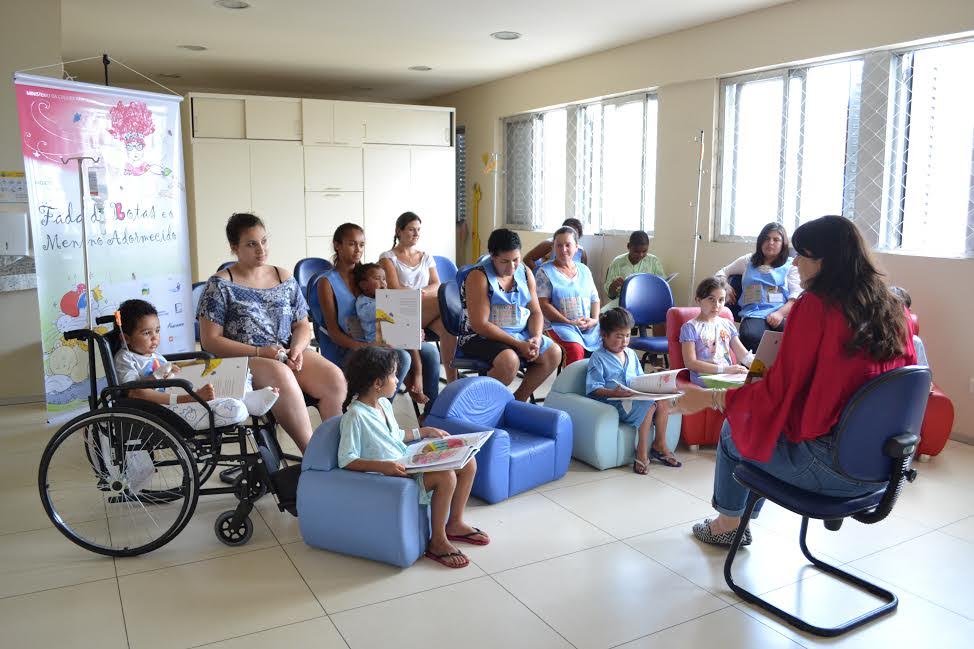 A escritora Fernanda Salgueiro lê para crianças internadas em hospital em Curitiba