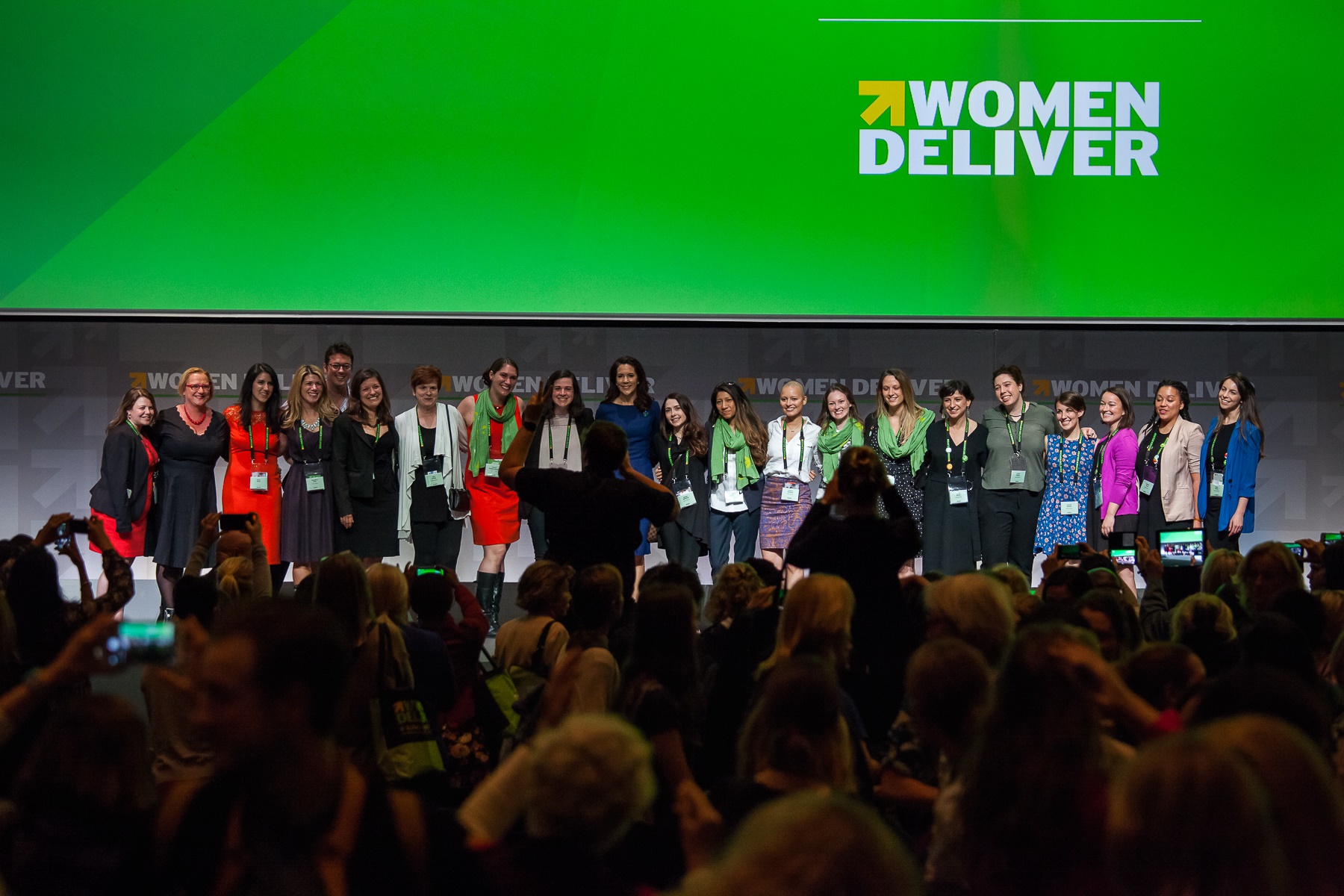 Mulheres o palco após o encerramento de uma das sessões da conferência Women Deliver, que aconteceu em Copenhague