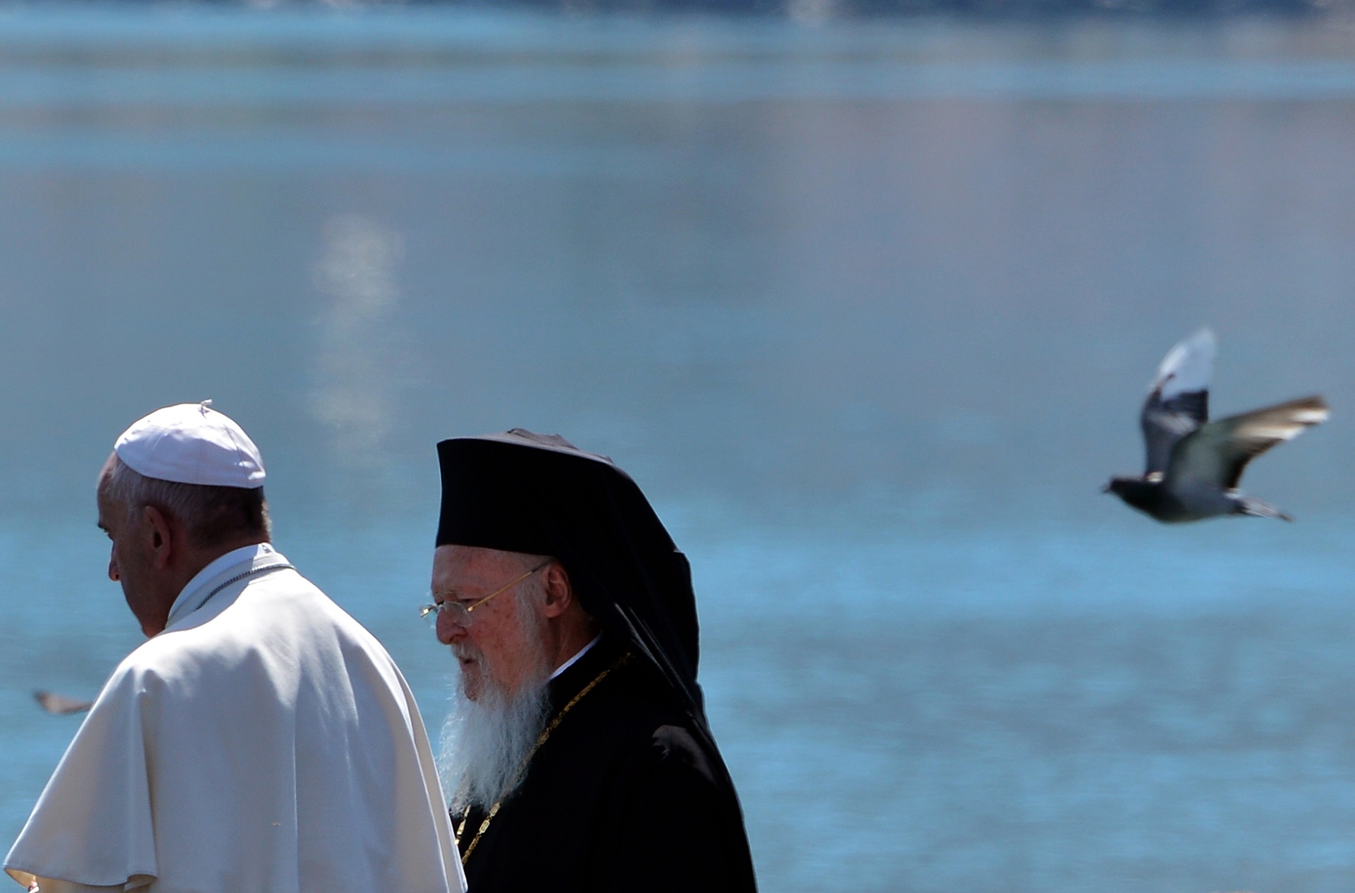 LOUISA GOULIAMAKI / AFP A habilidade do Papa Francisco tem sido fundamental para revigorar a posição da Igreja, apesar da contínua controvérsia sobre corrupção e abusos