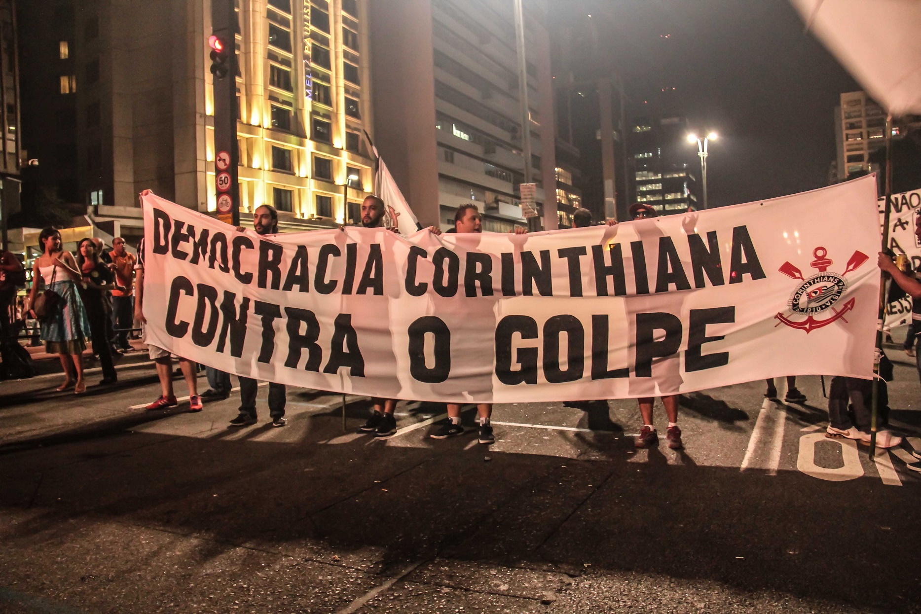 AMAURI NEHN/PHOTO PRESS Torcedores do Corinthians protestam contra a tentativa de impeachment da presidente Dilma