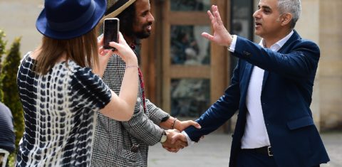 O novo prefeito de Londres, Sadiq Khan, comprimenta eleitores na rua da cidade
