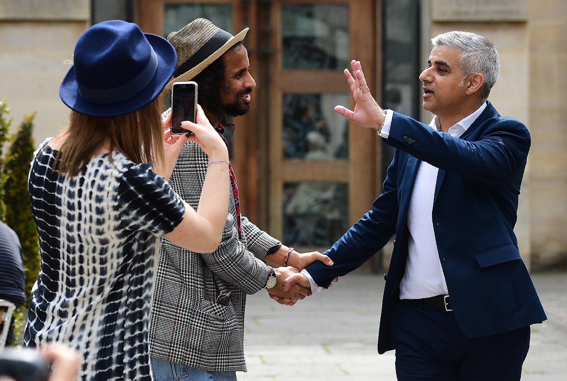 LEON NEAL / AFP O novo prefeito de Londres, Sadiq Khan, comprimenta eleitores na rua da cidade