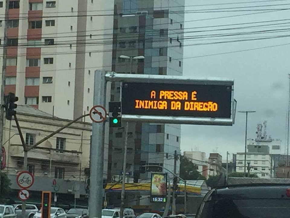 A pressa, por exemplo, faz com que a gente despreze uma refeição com tranquilidade, não dê tempo para uma conversa longa e proveitosa com um amigo