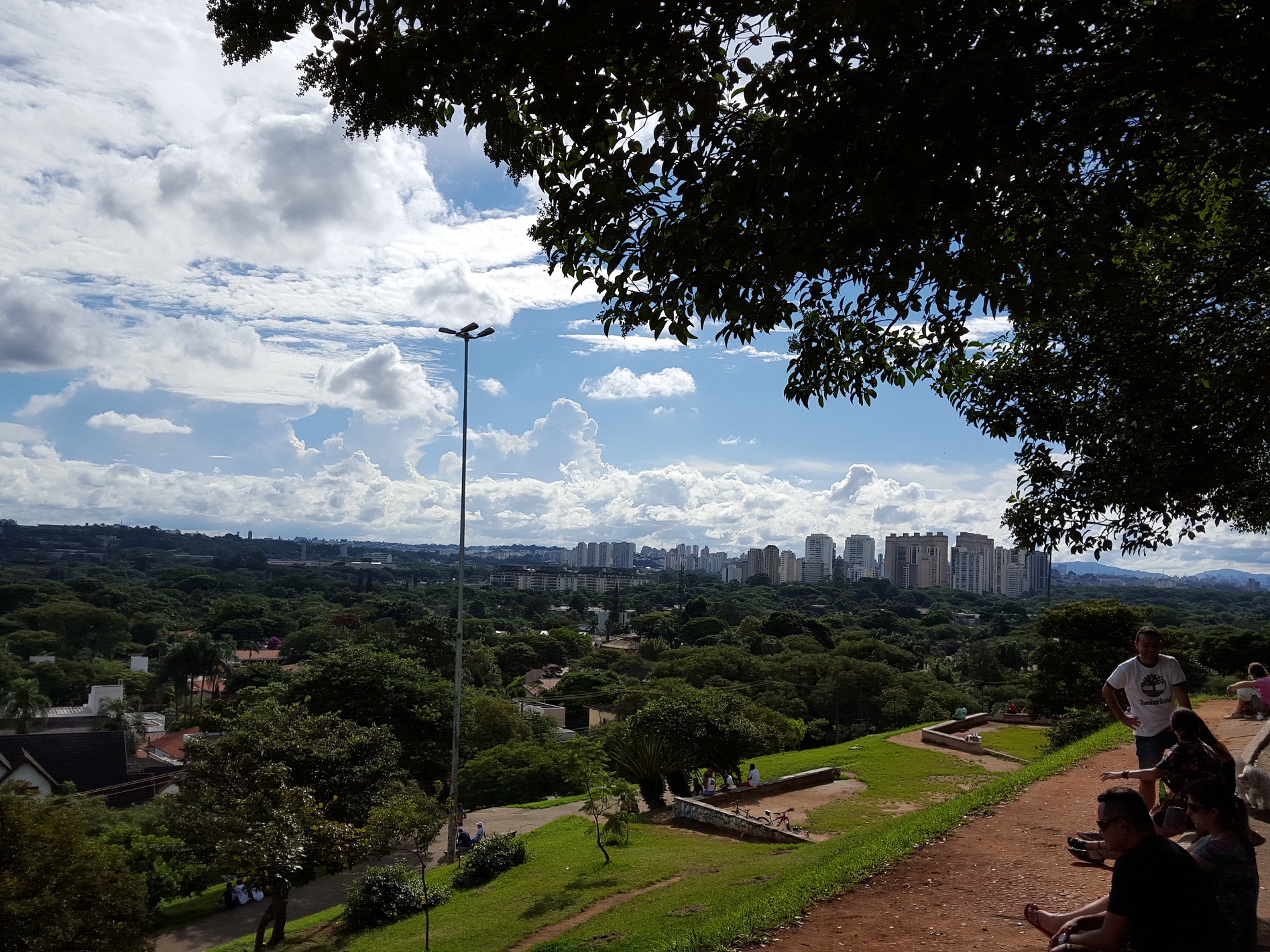 Florência Costa A praça do Pôr do Sol, no Alto de Pinheiros, ocupada com grupos de pessoas sentadas na grama ou em cadeiras de praia