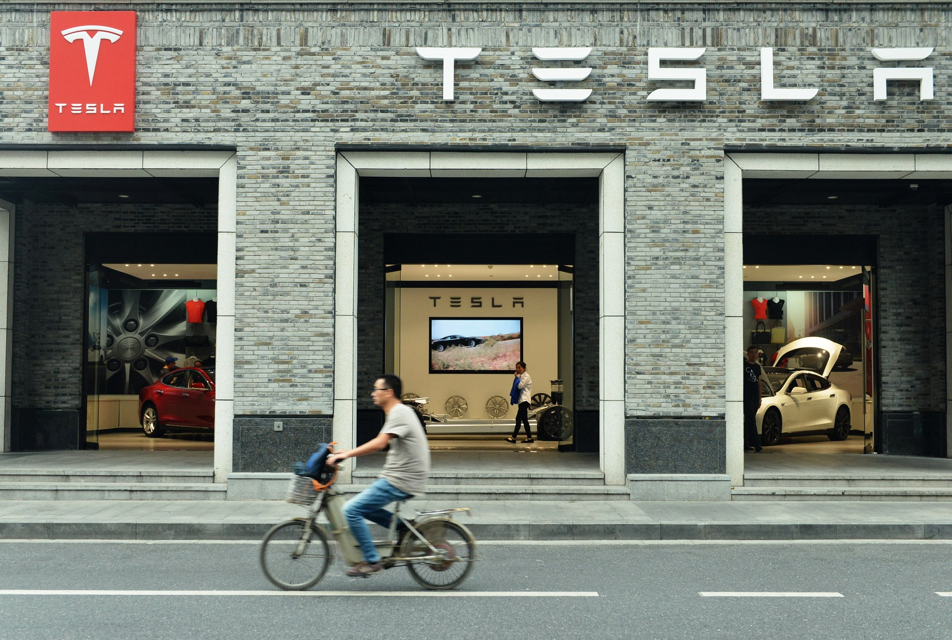 Shan he / Imaginechina Mas 276 mil pessoas entraram em uma fila de compra, em dois dias, após a Tesla anunciar seu novo sedan, o Model 3, que custa cerca de U$ 40 mil.