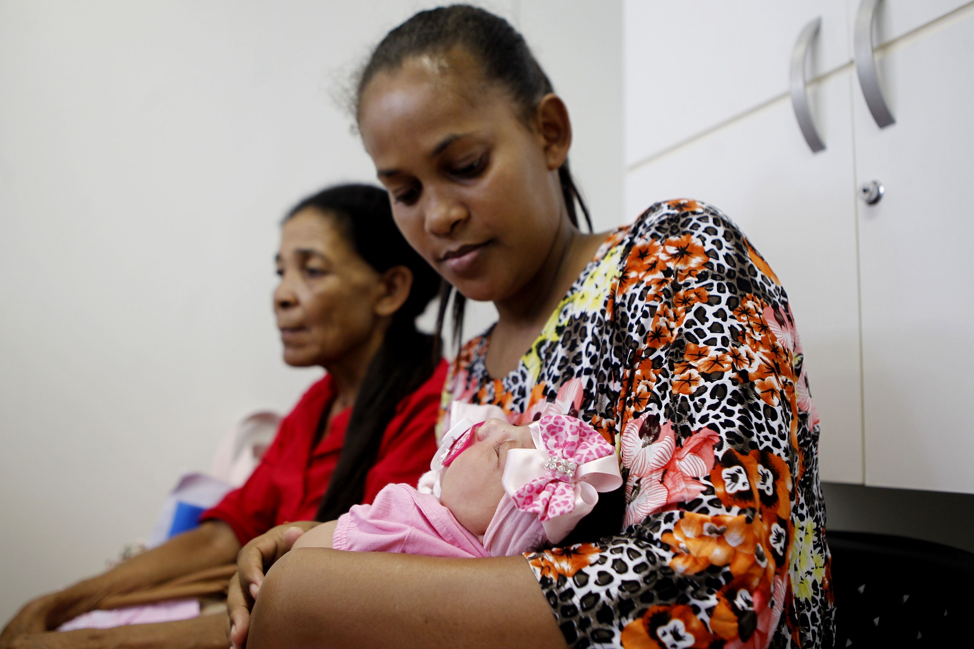 DIEGO HERCULANO / BRAZIL PHOTO PRESS Sofia Valentina, de 7 meses, diagnosticada com microcefalia, dorme no colo da mãe Vera Lúcia enquanto aguarda consulta num hospital de Recife