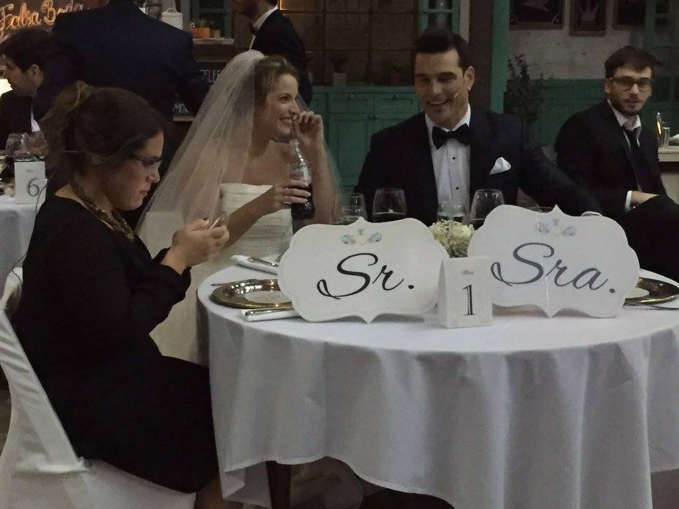 Os atores, ou melhor, os noivos são tão reais que abrem mão dos beijos apaixonados