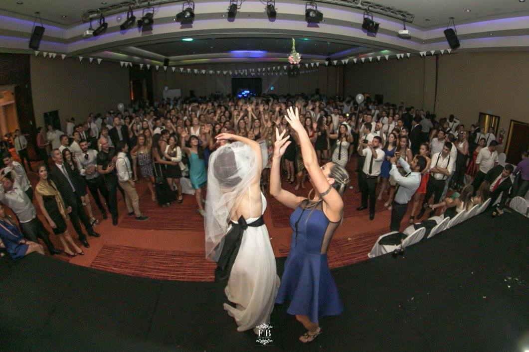 Os casamentos simulados incluem até a tradicional disputa pelo buquê da noiva