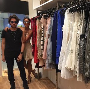 Divulgação Flávia Sampaio com stylist Aderbal Freire dentro da loja