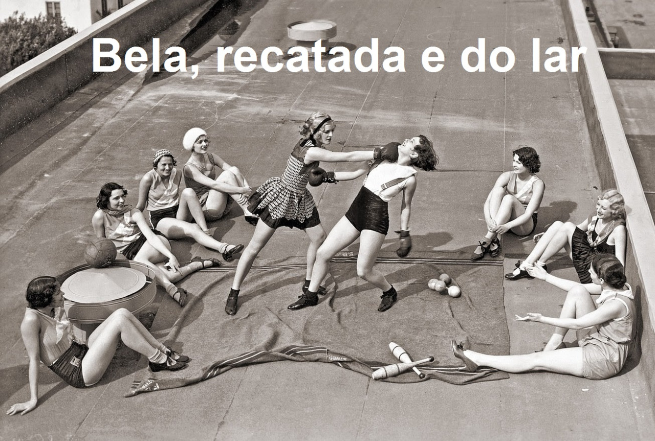 Uma das imagens postadas no tumblr "Bela, recatada e do lar": centenas de fotos