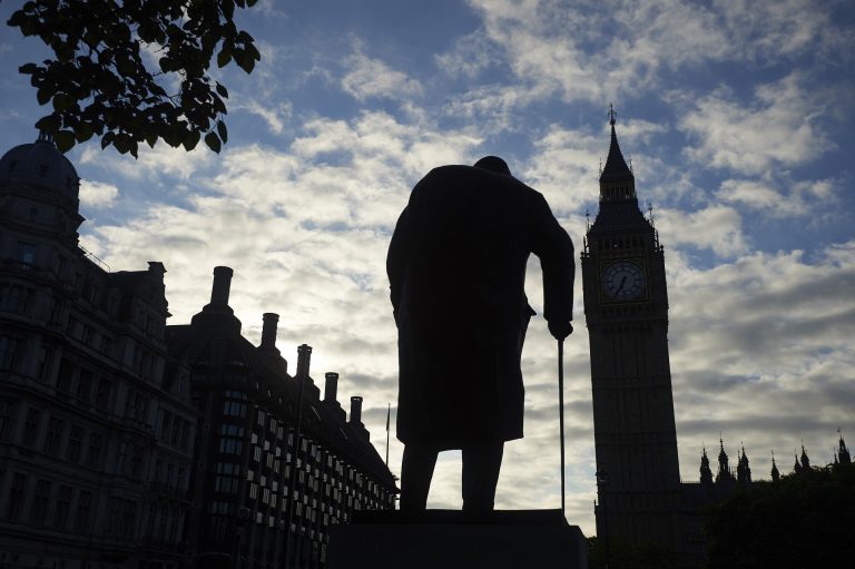 Como dizia Winston Churchill: "“você deve olhar para os fatos, porque eles olham para você”