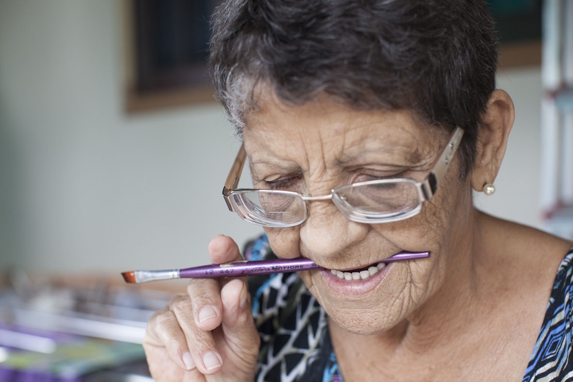Nice passa a maior parte do tempo fazendo artesanato, muitos deles criados a partir de objetos da casa
