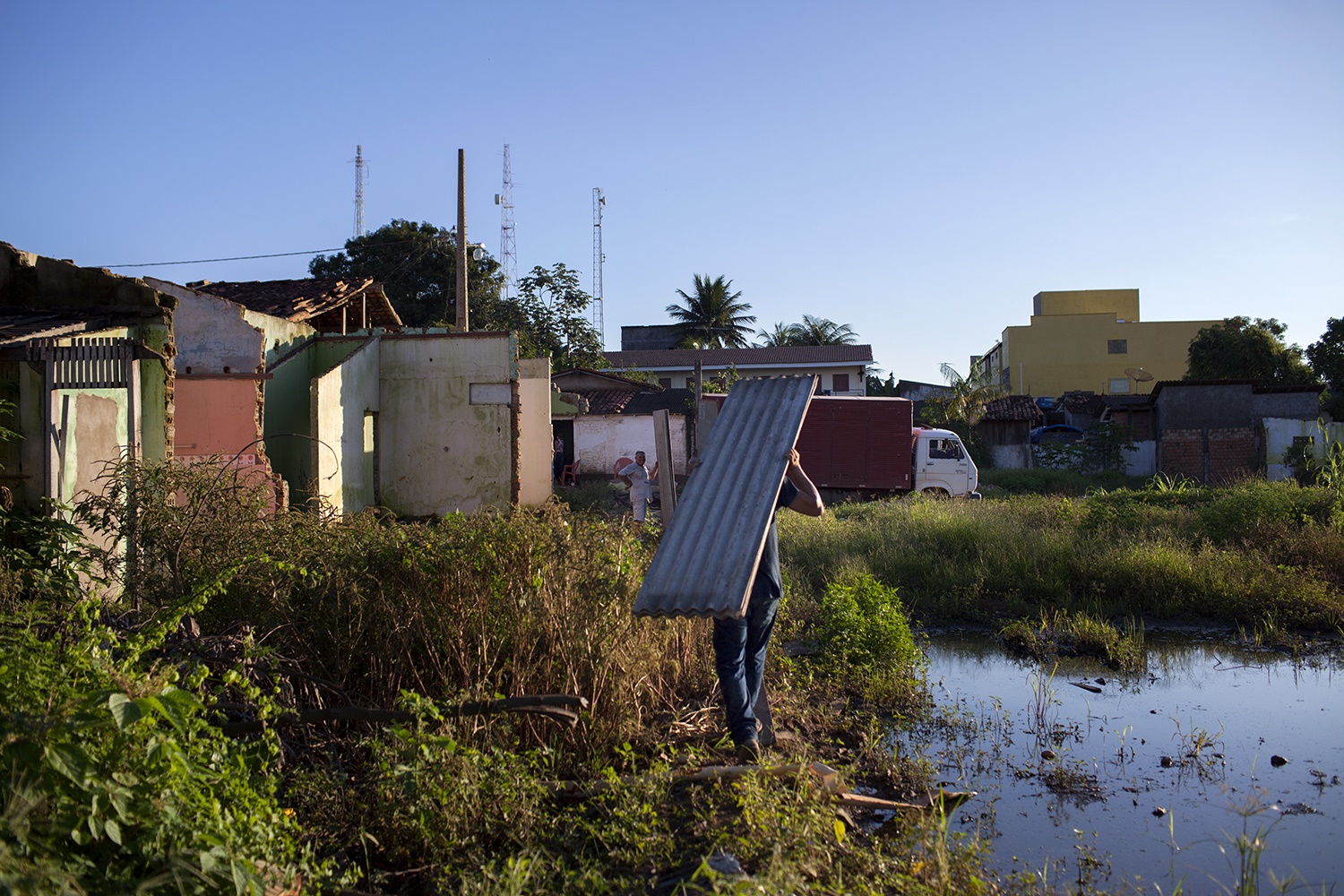 Marizilda Cruppe Alex Soares, 47 anos, nascido e criado em Altamira. Na foto ele retira algumas telhas que guardou de sua casa que foi demolida: “Eu tinha uma casa boa. Fui esmagado por um rolo compressor. Não tive escolha. Ou aceitava ou ficava sem nada”