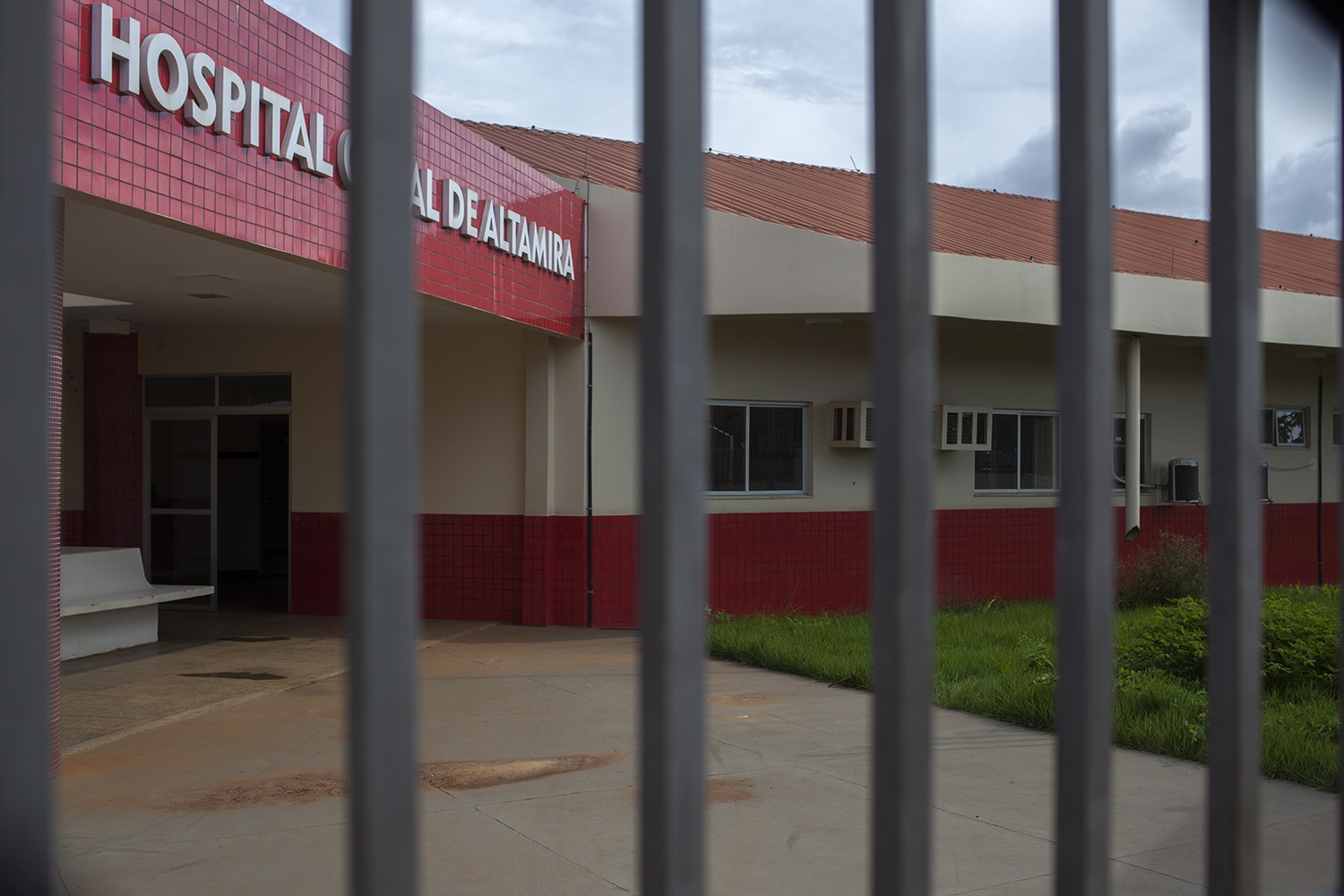 Marizilda Cruppe Uma das condicionantes para a instalação da usina era a construção do Hospital Geral de Altamira para amenizar o impacto do aumento da população. Ele ficou pronto com atraso e continua fechado, sem equipamentos e médicos