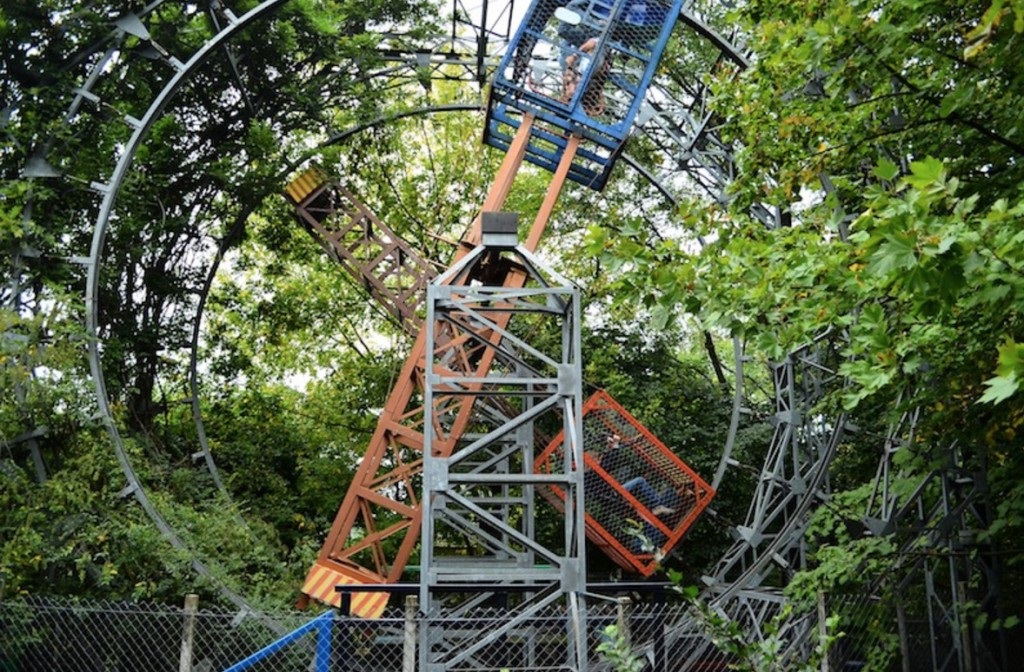 Janaína Cesar As gaiolas, criadas por Bruno Ferrin, se confundem com o verde e são uma das atrações do parque
