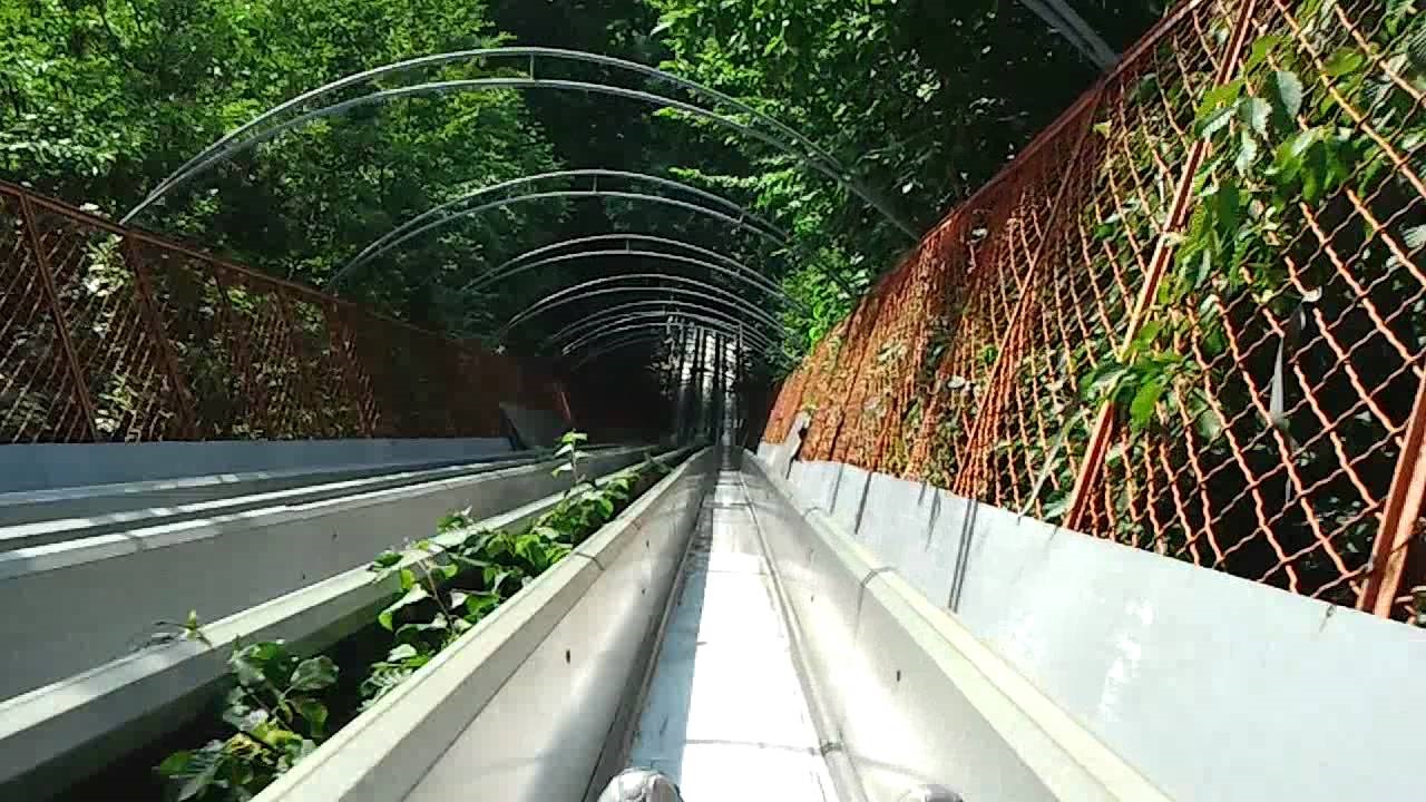 Janaína Cesar A montanha-russa é um dos poucos brinquedos que usa energia elétrica. Mas só para atingir a altura de 30 metros. Depois, a queda é livre