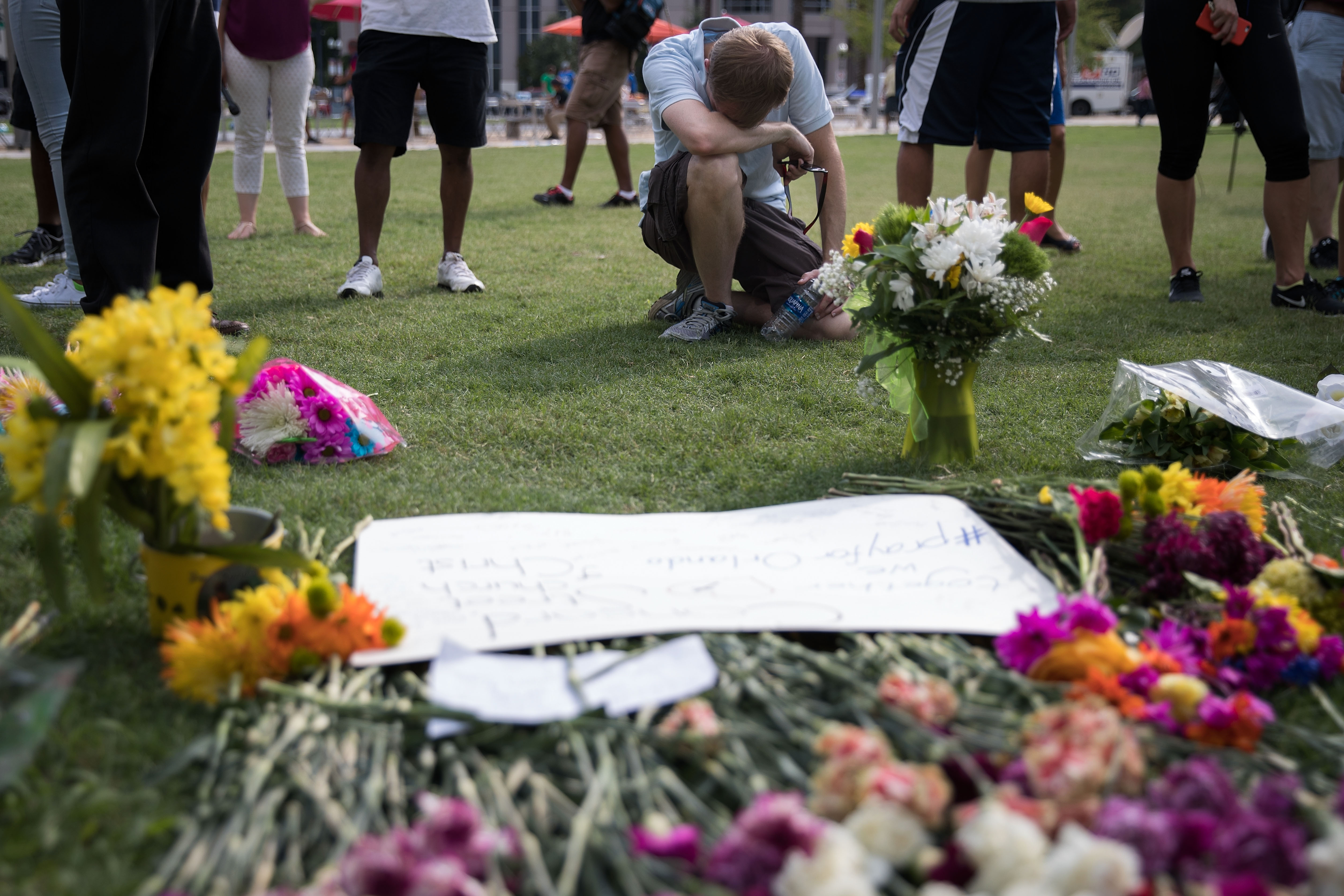 Foto de Drew Angerer-/Getty Images North America/ AFP ORLANDO, FL - JUNE 13: Mike Graham of Orlando bows his head at a makeshift memorial prior to an evening vigil for the victims of the Pulse Nightclub shootings, at the Dr. Phillips Center for the Performing Arts, June 13, 2016 in Orlando, Florida. The shooting at Pulse Nightclub, which killed 49 people and injured 53, is the worst mass-shooting event in American history. Drew Angerer/Getty Images/AFP