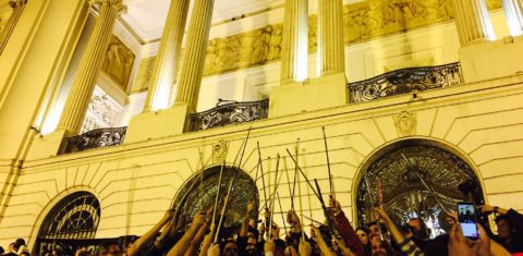 Ao final de "Carmina Burana" os músicos erguem os arcos dos instrumentos em sinal de protesto