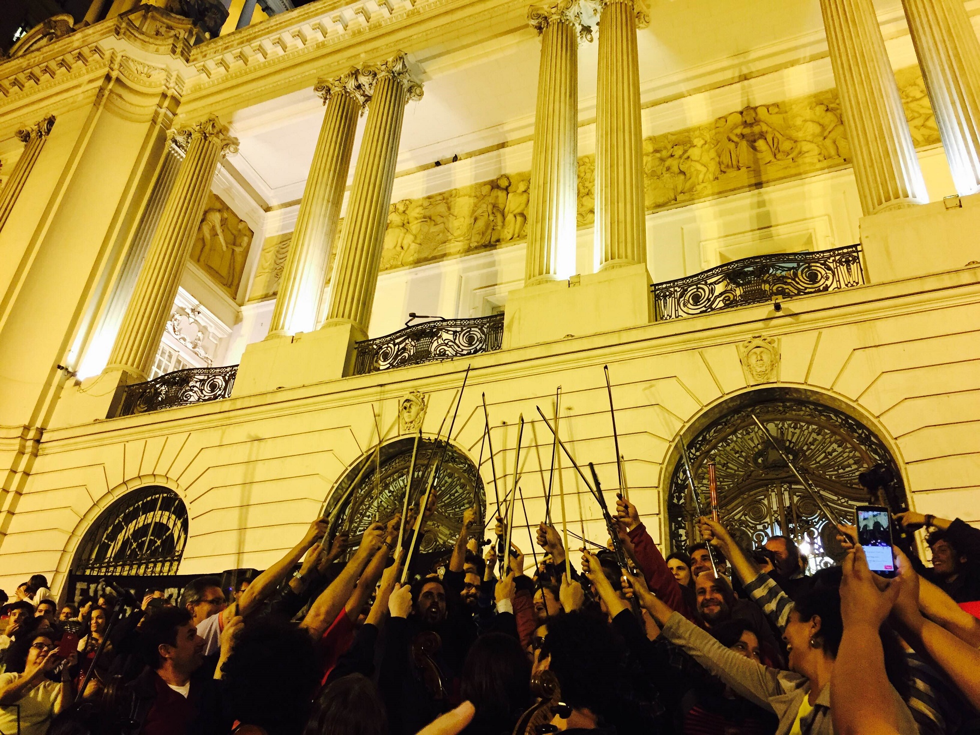 Cátia Moraes Ao final de "Carmina Burana" os músicos erguem os arcos dos instrumentos em sinal de protesto