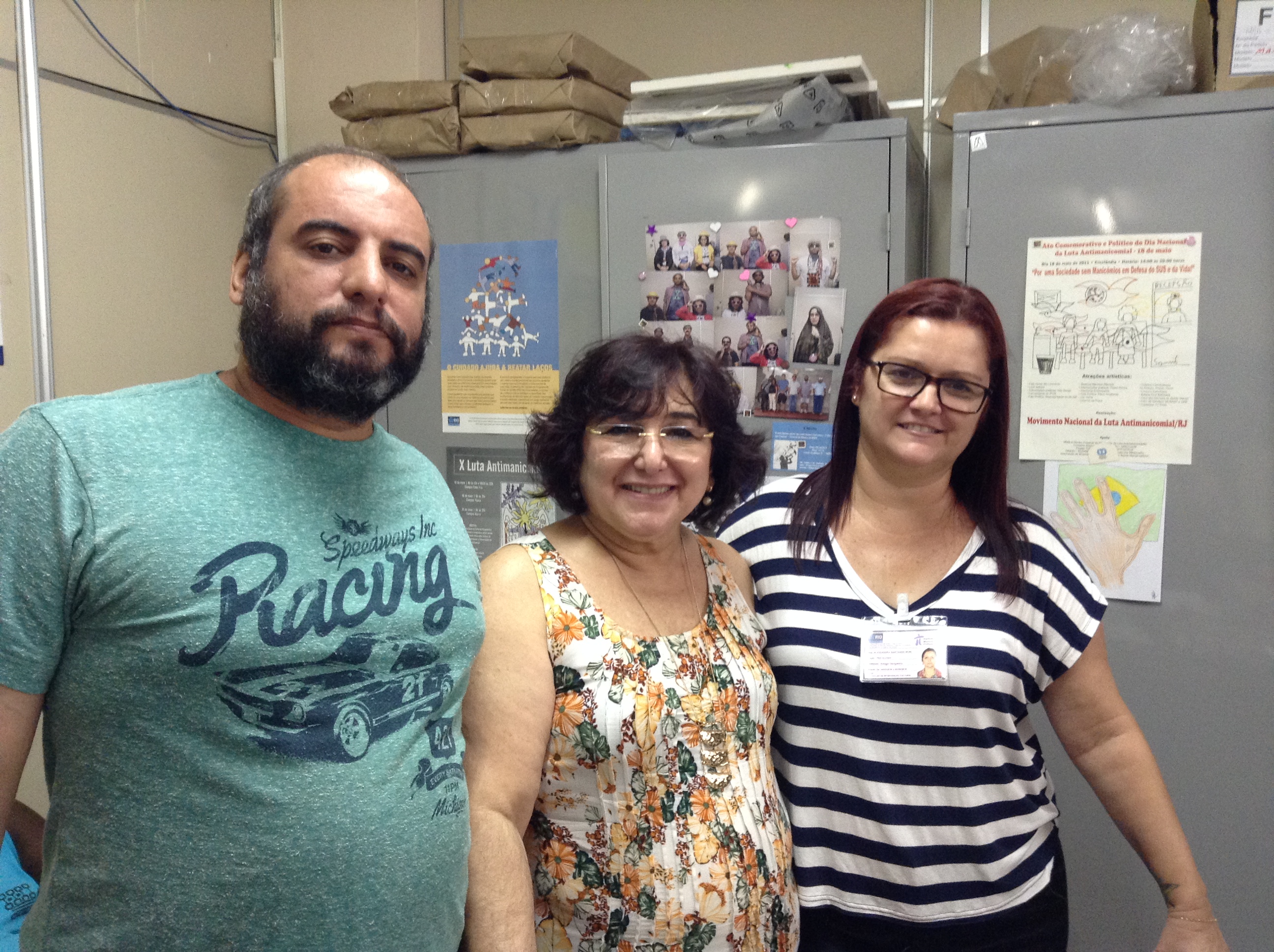 O artista Samy, a psicóloga Ester e uma das estagiárias do projeto
