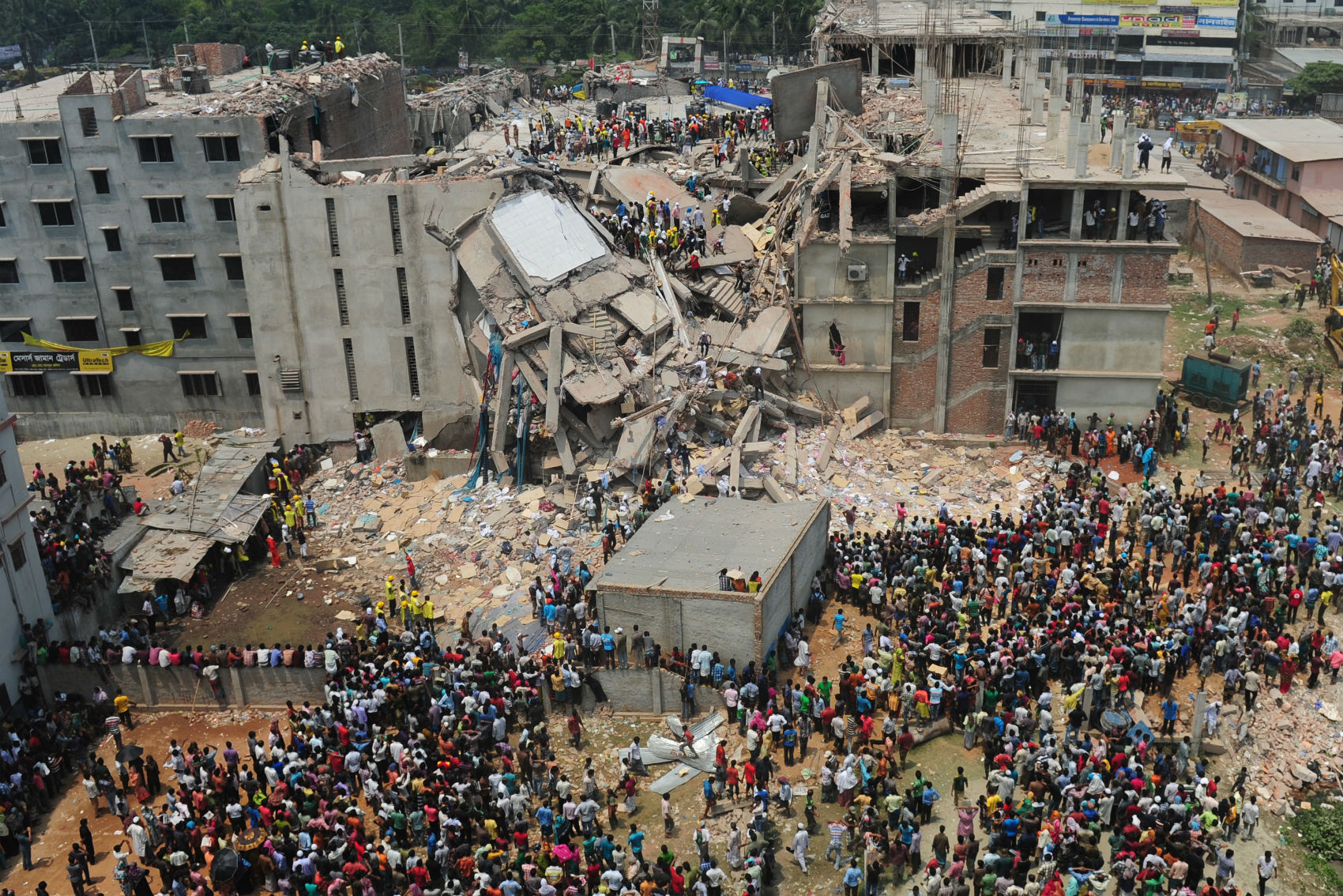 Pessoas crcam o Rana Plaza no dia do desabamento, em 2014
