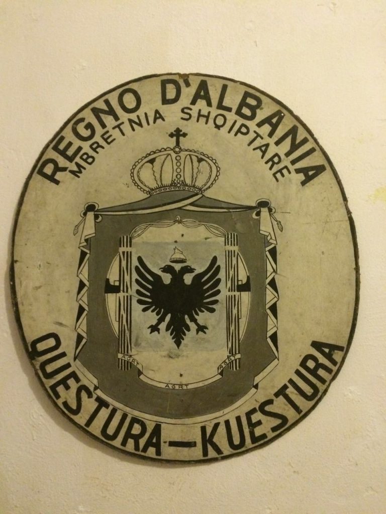 Maria Clara Barsotti ma das peças exibidas no bunker no ditador Enver Hoxha