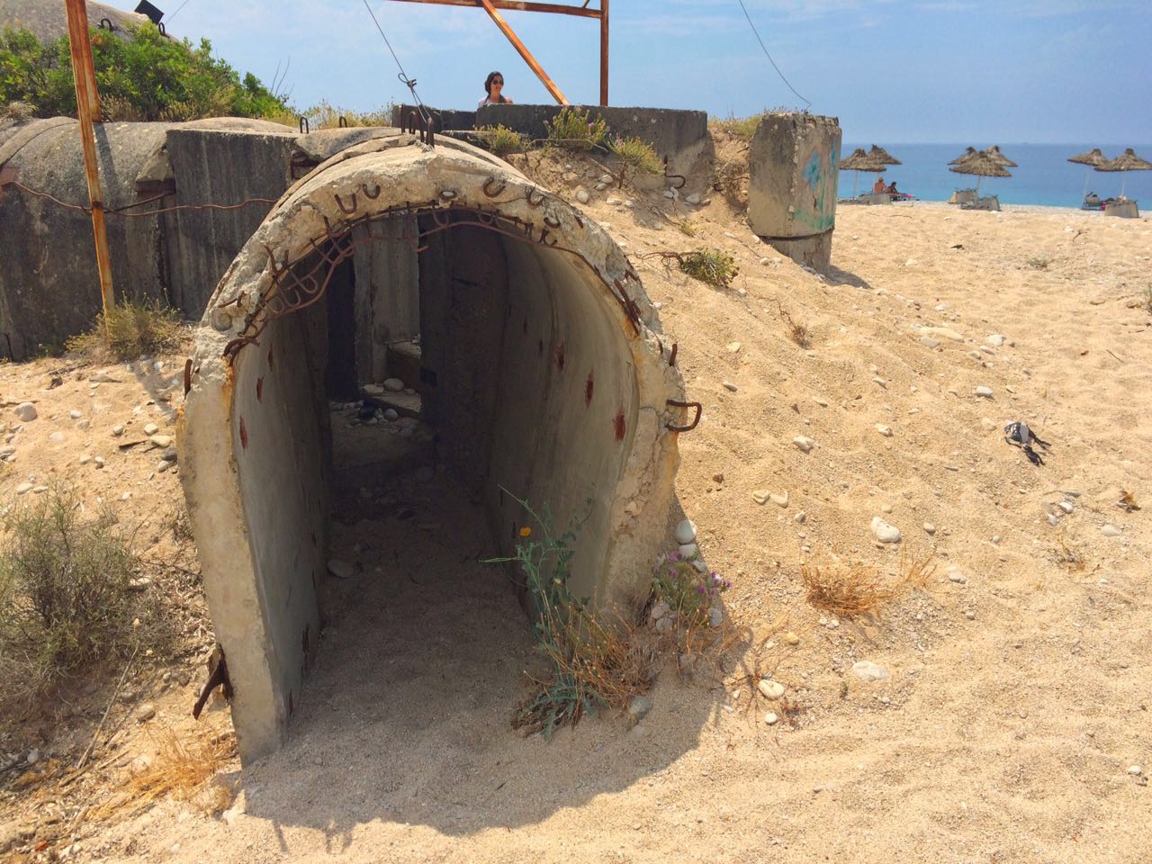 Em Livadh Beach, um dos muitos bunkers que estão espalhados pelo país