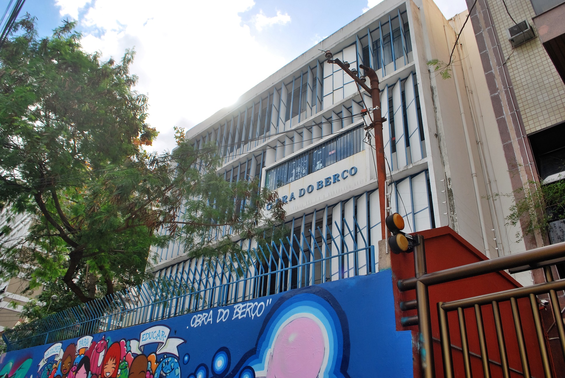 O prédio, projetado por Oscar Niemeyer, tem refeitório, ensino pré-escolar, aulas de capoeira, biblioteca, brinquedoteca, consultórios, enfermaria, pátios, dormitórios