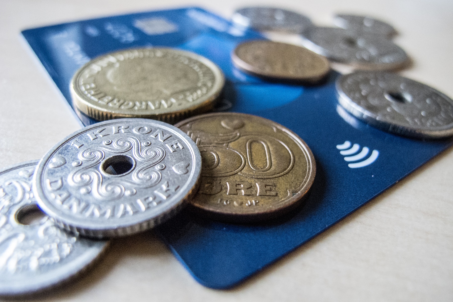 Na Dinamarca, até 1990, mais de 80% dos pagamentos ocorriam com dinheiro ou cheque. Agora eles giram em torno de 25%