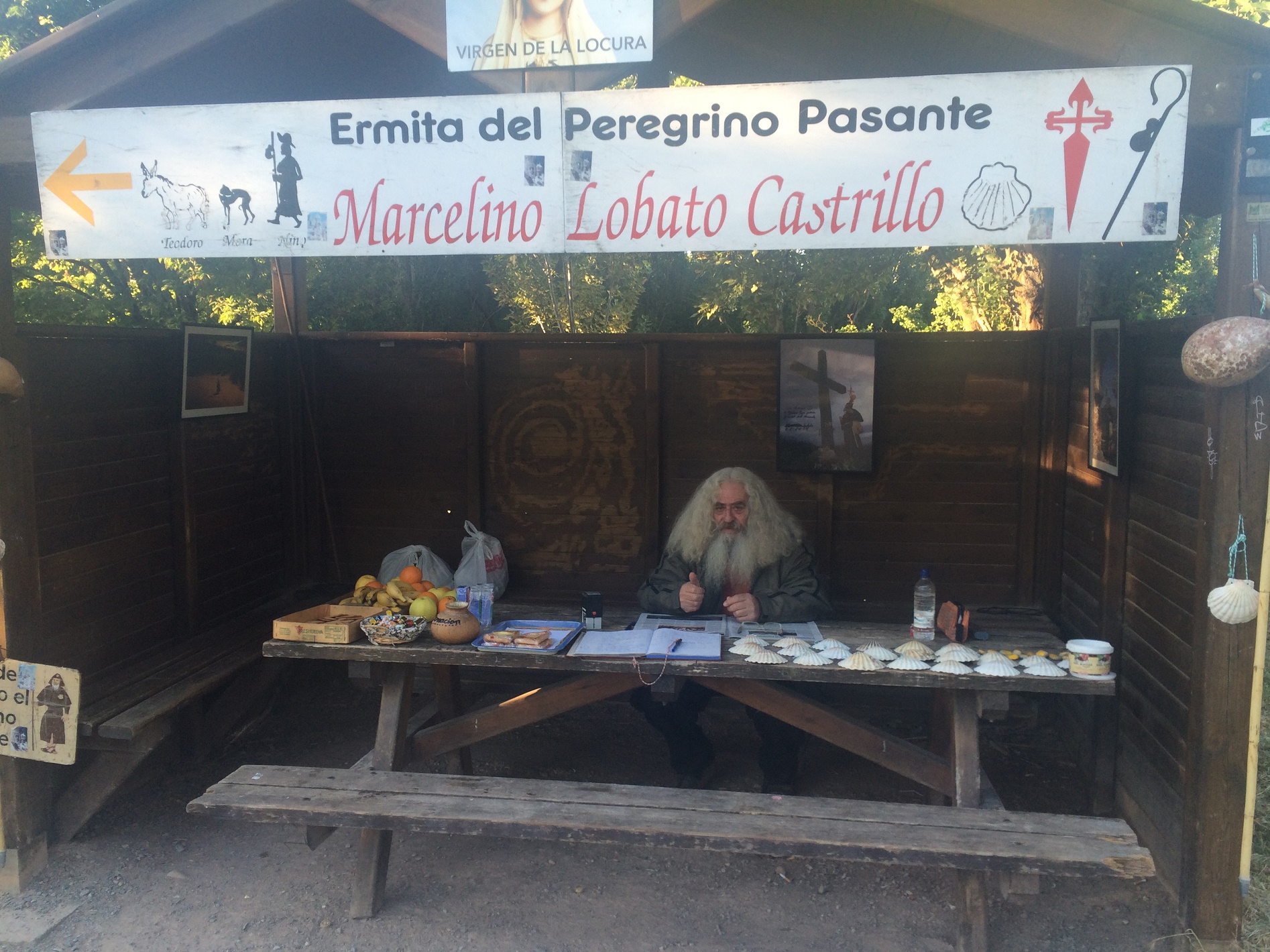 Foto de Giovanni Faria O espanhol Marcelino usa trajes medievais para oferecer bananas e laranjas aos peregrinos que deixam Logroño