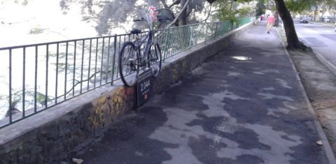 Apenas uma bicicleta e um cartaz que homenageiam o médico Jaime Gold, morto no ano passado, permanecem no local