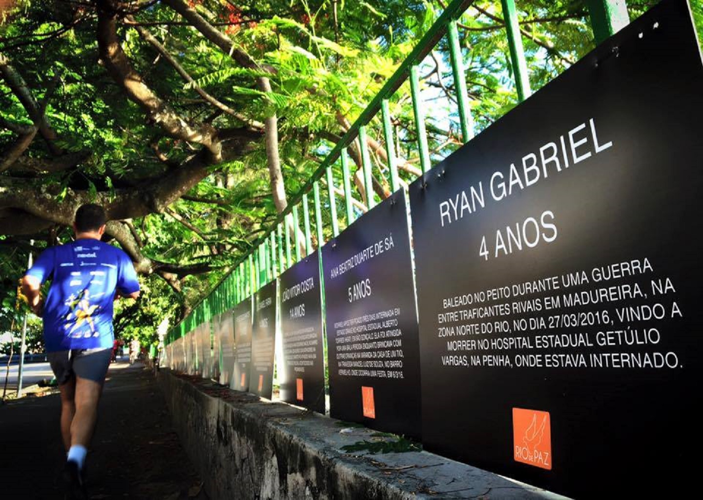 Os cartazes que foram retirados traziam nomes de crianças vítimas de balas perdidas e de policiais mortos enquanto trabalhavam