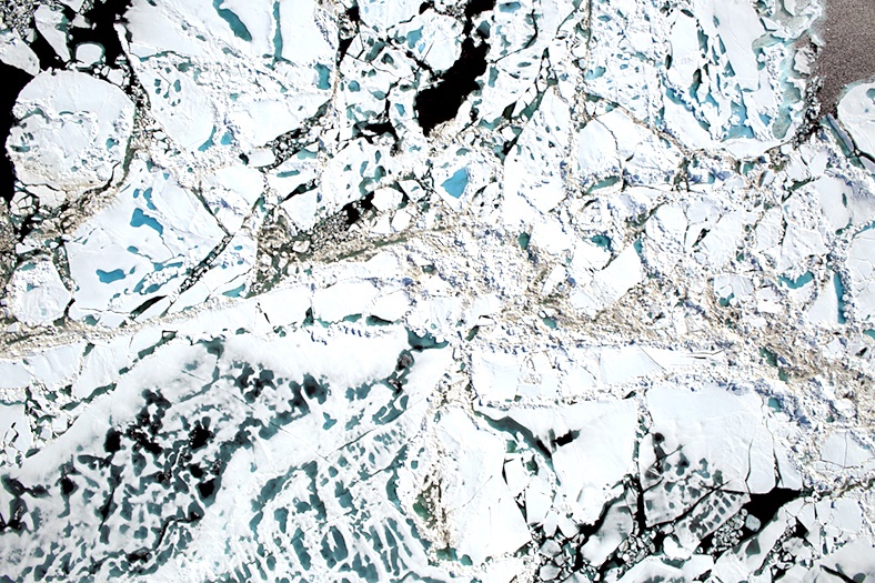 Imagem da missão IceBridge, da Nasa, capturada a cerca de 500 metros de altitude. Podem ser vistas as placas e as poças de gelo derretido (em azul mais claro)