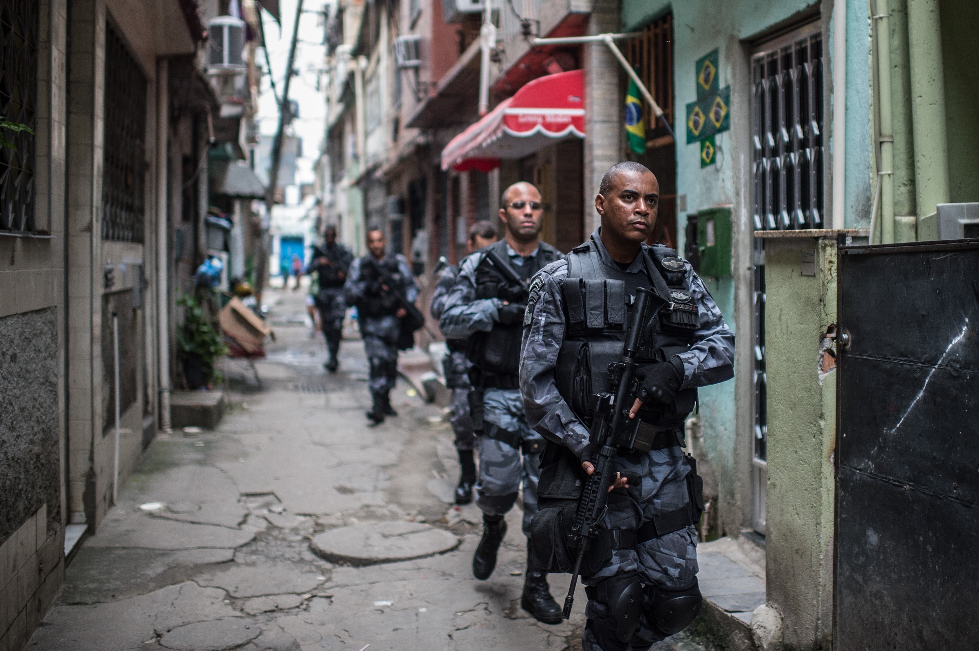 CHRISTOPHE SIMON / AFP Operação da PM contra o tráfico de drogas na Favela Roquete Pinto, no Complexo da Maré
