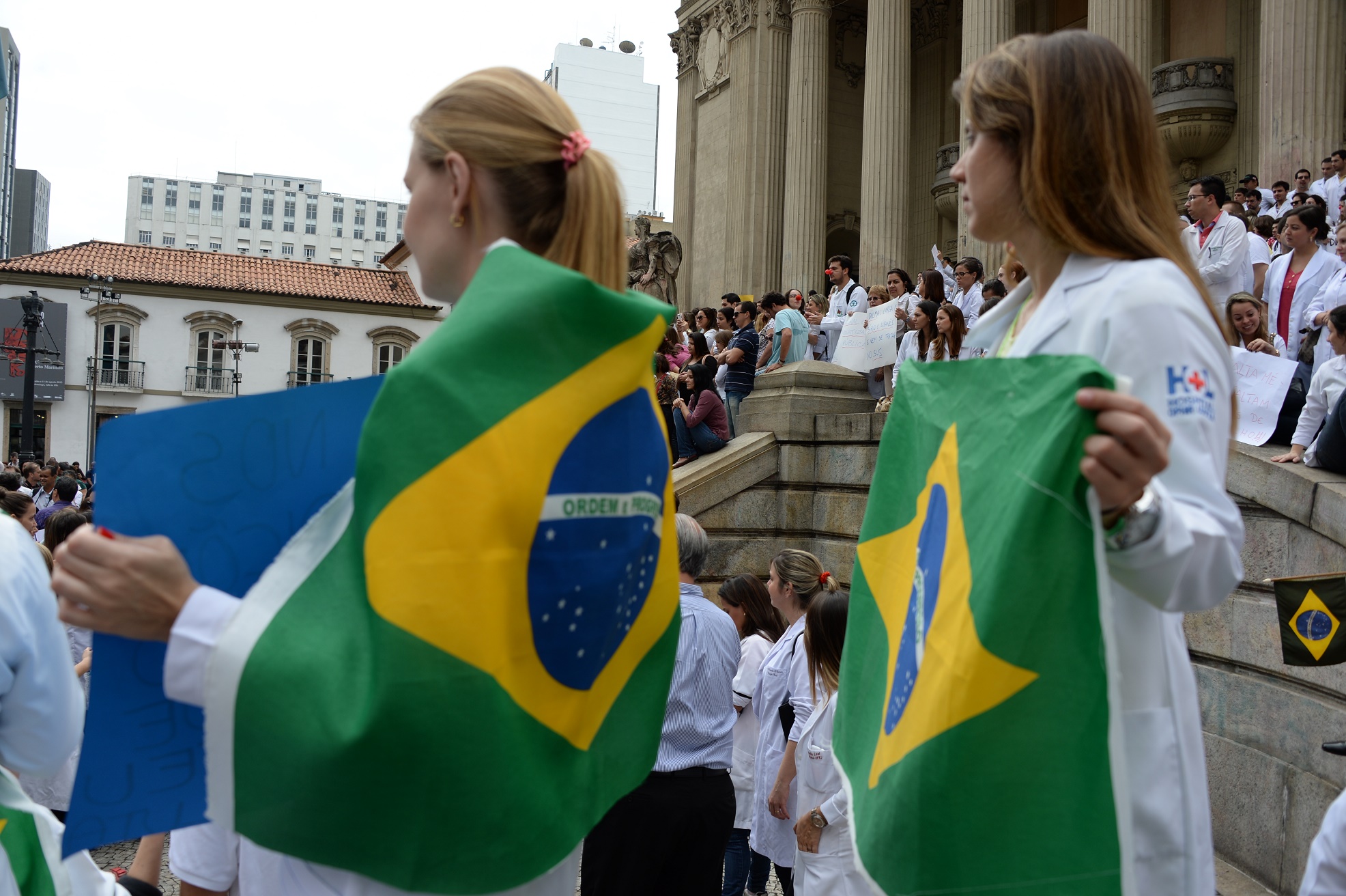 VANDERLEI ALMEIDA / AFP Profissionais de saúde protestam nas escadarias da Assembleia Legislativa do Rio contra a falta de recursos no setor
