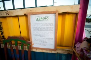 Foto de Arthur Soares Cartaz afixado nos abrigos reciclados de Aracaju, em Sergipe