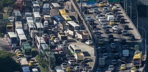 Engarrafamento no Rio: cidades precisam ser repensadas na lógica da mobilidade. Foto de Yasuyoshi Chiba (AFP)