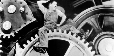 O clássico Tempos Modernos, de Charlie Chaplin, é de 1936, mas os dramas no ambiente de trabalho continuam e se agravaram ao longo do tempo. Foto DPA