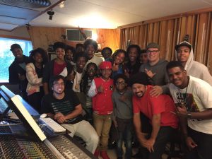 Foto: Divulgação Marivaldo (de turbante), com Liminha (atrás dele, de boné) e os meninos do Urban Sounds