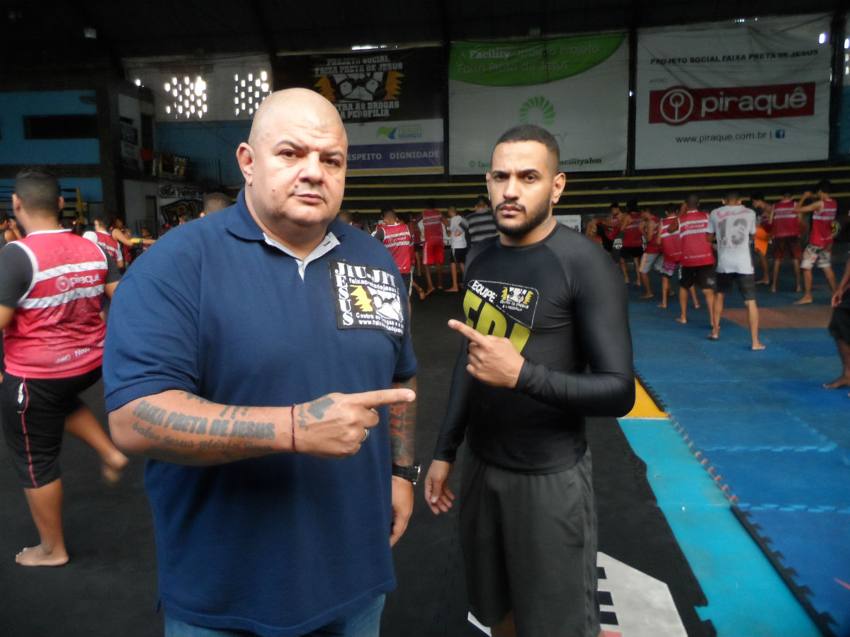 Foto de Divulgação Ricardo e Mamute (de camiseta preta) no galpão do Faixa Preta de Jesus