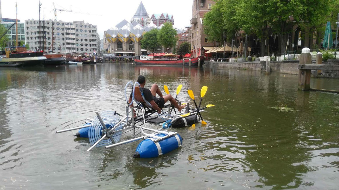 Ivan Henriques e seu pedalinho andando nos rios na Holanda - Foto de Divulgação