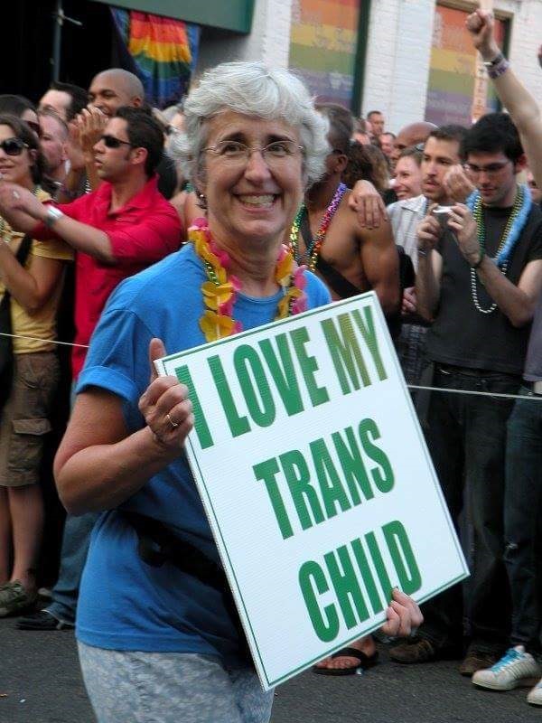 Mãe leva um cartaz de apoio à filha durante a Parada do Orgulho Gay, nos Estados Unidos, em 2009