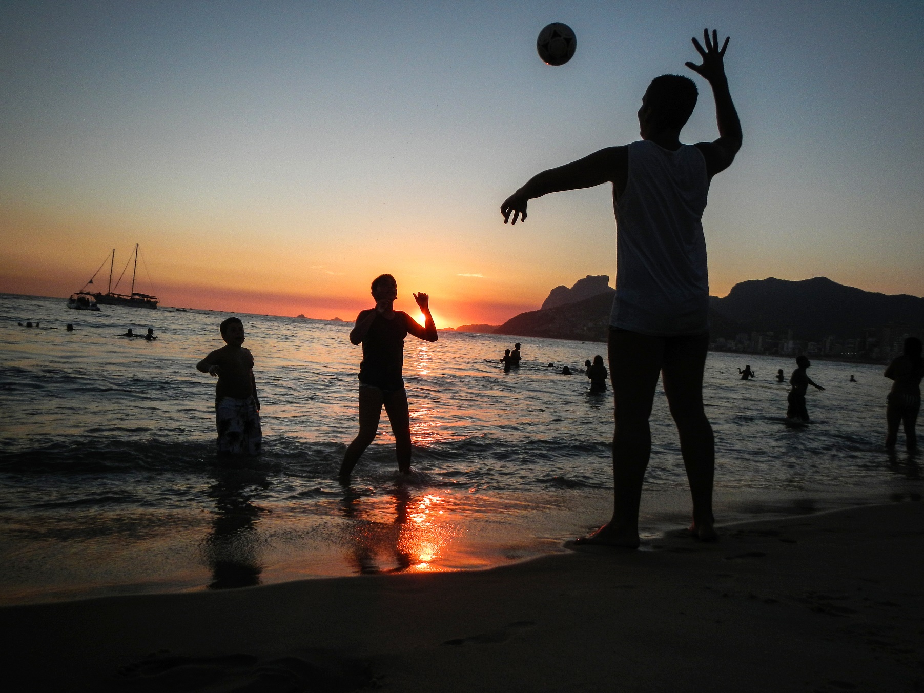 Silvana de Araújo?AFP Vôlei no fim de tarde em Ipanema, um bairro com progresso social superior ao da França. Foto de Silvana de Araújo/AFP