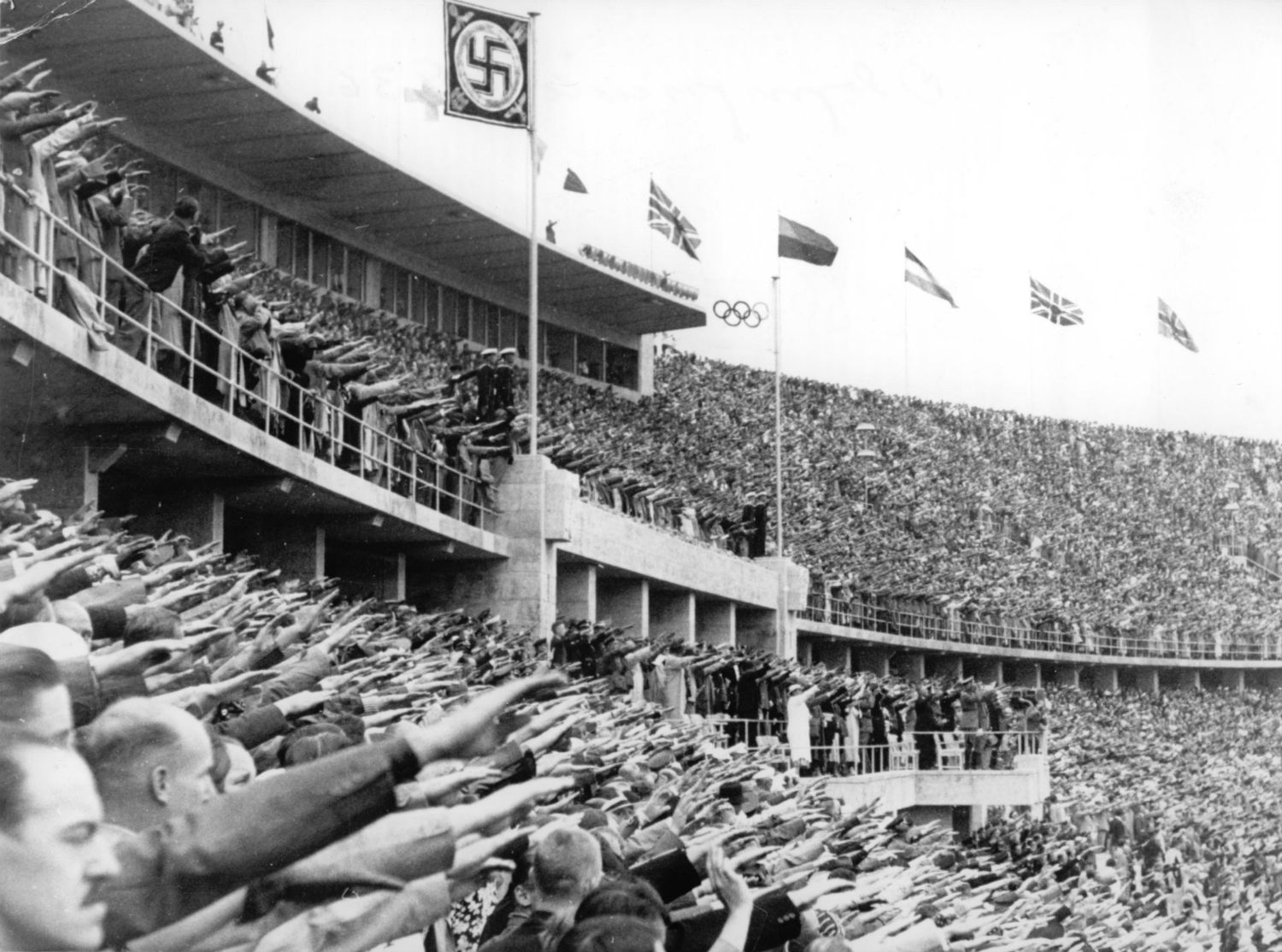 Schirner Sportfoto-picture alliance-DPA Na cerimônia de abertura de Berlim 1936, a saudação nazista do público com a presença de Hitler