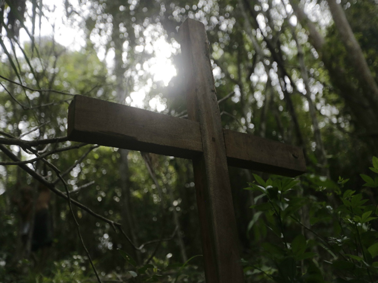 Lunae Parracho/Global Witness Uma cruz de madeira mostra o local onde o corpo de Antônio Isídio foi encontrado, no Maranhão, em 2015