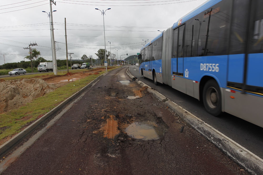 Custódio Coimbra Buraco na pista do BTR em Guaratiba, recém inaugurada