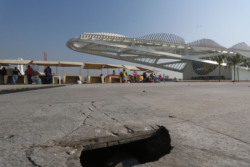Custódio Coimbra Buraco na nova Praça Mauá, recém inaugurada
