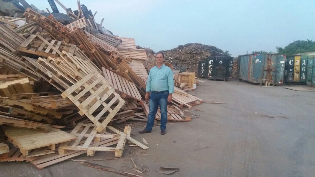 Emanuel Alencar Pioneiro da reciclagem de madeira no Rio, Edilson é um entusiasta do uso de restos de madeira em caldeiras de indústrias